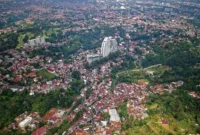 Tumpukan sampah dan kerusakan lingkungan di wilayah Daerah Aliran Sungai Jawa Barat