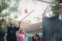 Kementerian PU membangun sumur bor di Desa Slangit, Cirebon, guna mengatasi krisis air bersih saat kemarau.