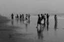 Wisatawan yang terdampar menggunakan tulisan SOS di pasir untuk menarik perhatian tim penyelamat.
