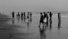 Wisatawan yang terdampar menggunakan tulisan SOS di pasir untuk menarik perhatian tim penyelamat.