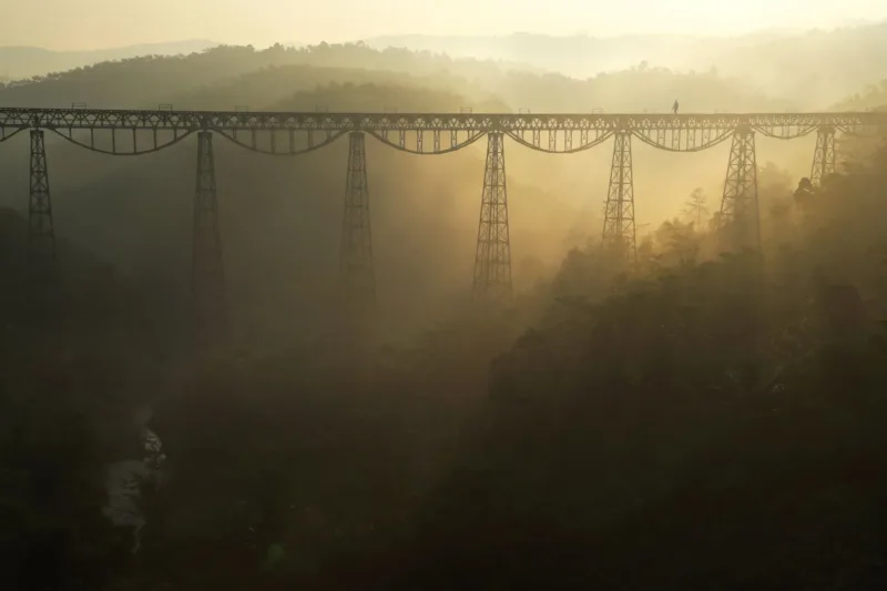 Wakil Bupati Sumedang M. Fajar Aldila meninjau lokasi proyek pembangunan Jembatan Sasak Beureum di Ujungjaya.