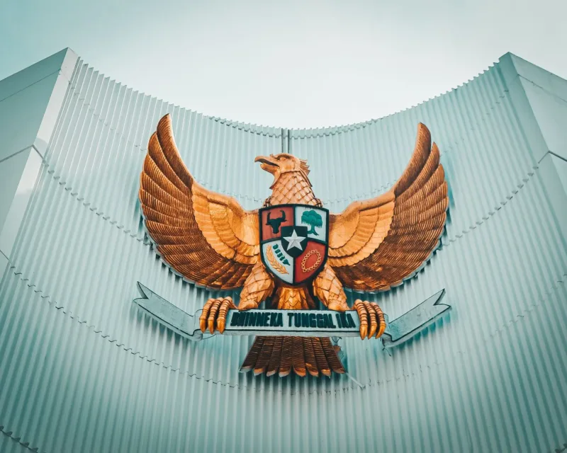 Perwakilan Hutama Karya dan IKA ITS membahas strategi perampingan bisnis BUMN dalam forum diskusi.