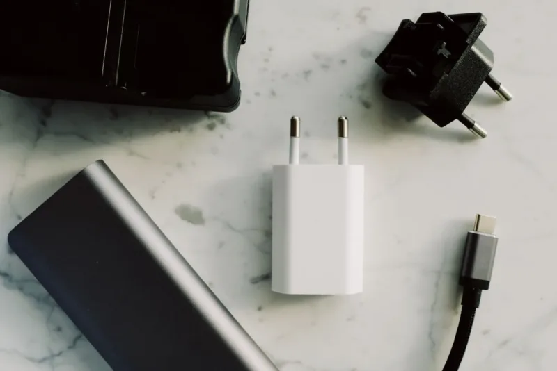 Kabel pengisi daya LOOPS Cable Fettuccino Type-C 60W dengan desain pipih unik berwarna putih