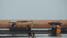 Tim SAR gabungan berhasil menemukan ayah dan anak yang tersesat di hutan Merauke dalam kondisi selamat.