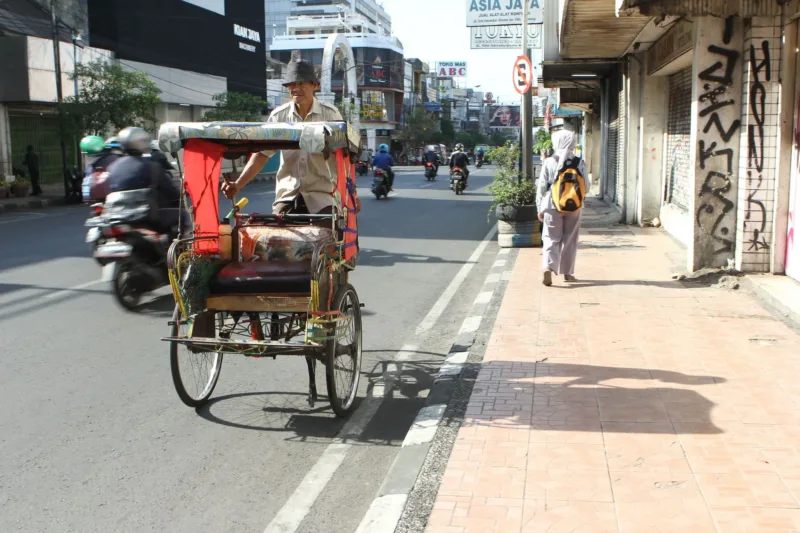 Wali Kota Bandung Muhammad Farhan dalam acara penyaluran bantuan becak listrik