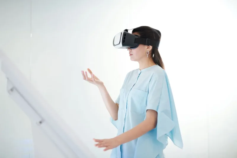 Teknisi industri mengenakan headset VR untuk pelatihan keselamatan kerja berisiko tinggi.