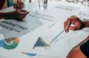 Riset terbaru LinkedIn dan Bain membedah faktor pergeseran keputusan pembelian dalam sektor B2B.