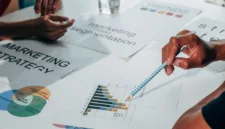 Riset terbaru LinkedIn dan Bain membedah faktor pergeseran keputusan pembelian dalam sektor B2B.