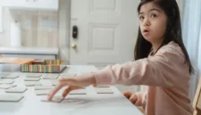 Keterampilan dasar dan rutinitas harian menjadi fondasi penting dalam melatih kemandirian siswa Down Syndrome di sekolah.