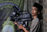 Sutradara Umay Shahab bersama para pemeran film horor kriminal Pemburu Pemangsa produksi Sinemaku Pictures.