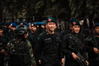 Aparat kepolisian Polres Mimika melakukan patroli gabungan untuk menjaga keamanan wilayah.