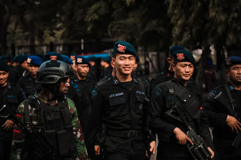 Aparat kepolisian Polres Mimika melakukan patroli gabungan untuk menjaga keamanan wilayah.