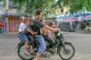 Aksi pengendara motor yang membawa lima anak sekaligus di jalan raya menuai kritik tajam terkait aspek keselamatan.