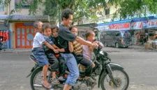 Aksi pengendara motor yang membawa lima anak sekaligus di jalan raya menuai kritik tajam terkait aspek keselamatan.