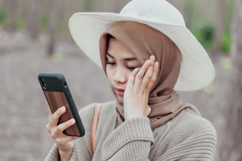 Smartphone yang mengalami panas berlebih akibat sinyal seluler tidak stabil di area dengan cakupan jaringan buruk