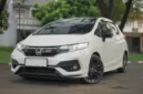 Honda Jazz GK5 keluaran 2019 masih menjadi incaran di pasar mobil bekas karena desain dan performanya.
