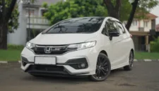 Honda Jazz GK5 keluaran 2019 masih menjadi incaran di pasar mobil bekas karena desain dan performanya.