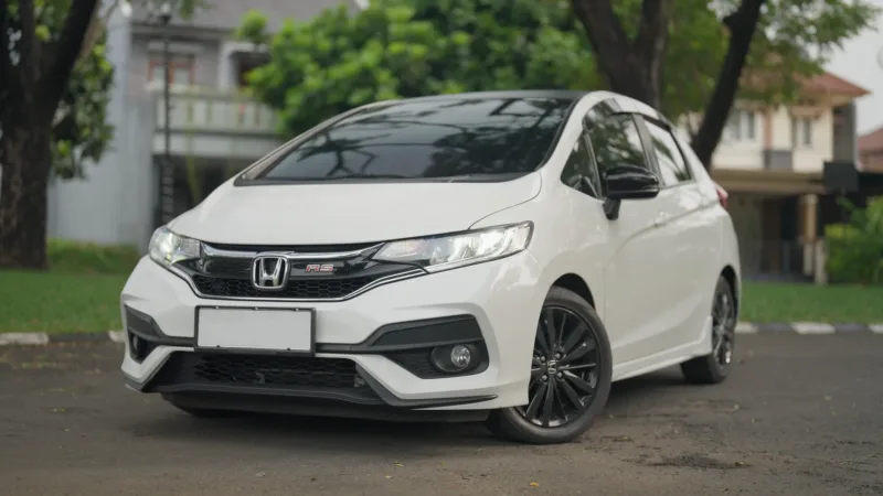 Tampak depan mobil Honda Jazz GK5 2019 bekas berwarna putih yang terparkir di area terbuka.