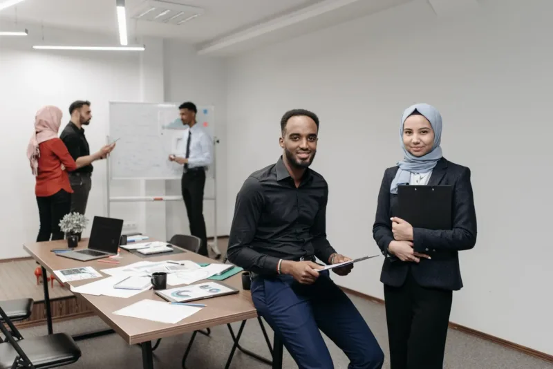 Suasana layanan perbankan di kantor cabang Bank Syariah Indonesia untuk nasabah UMKM.