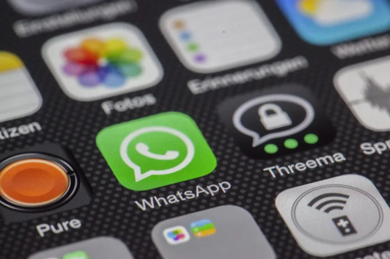 Tampilan antarmuka fitur agen AI pihak ketiga WhatsApp pada perangkat iOS