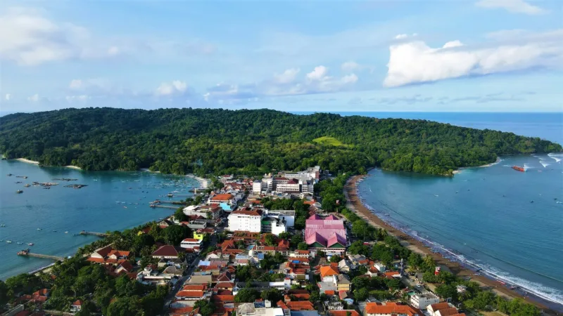 Pemandangan debur ombak yang menghantam gugusan karang di Pantai Madasari, Pangandaran.