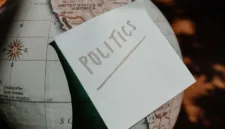Para ahli mengingatkan pentingnya antisipasi dini terhadap risiko sistemik kecerdasan buatan berkaca dari krisis global masa lalu.