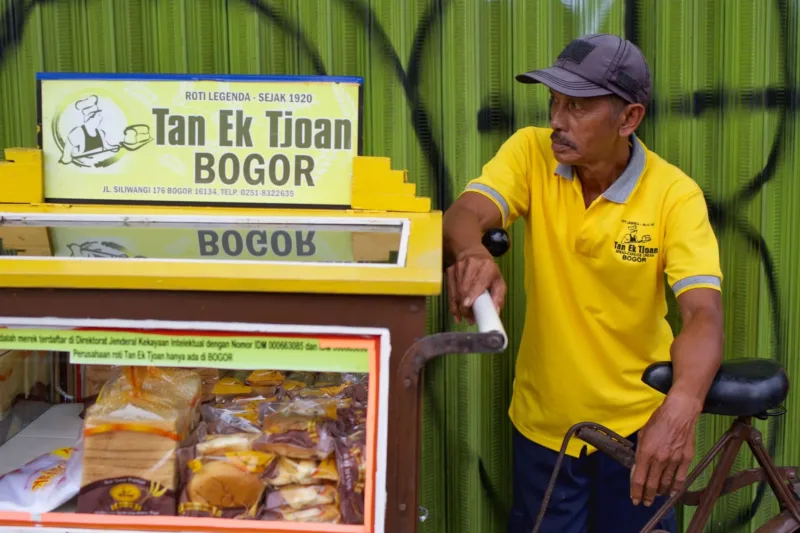 Seorang dokter berpindah karier menjadi penjual roti kukus demi mencari kebahagiaan hidup.
