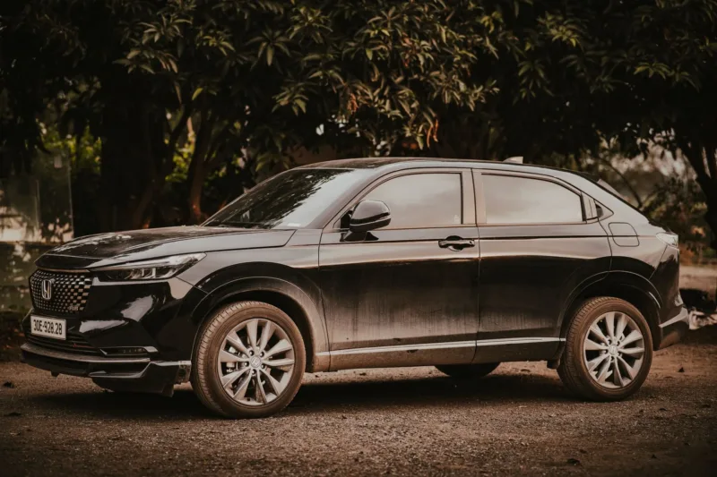 Tampilan eksterior mobil SUV Honda CR-V generasi tahun 2005-2008 warna hitam yang diparkir.