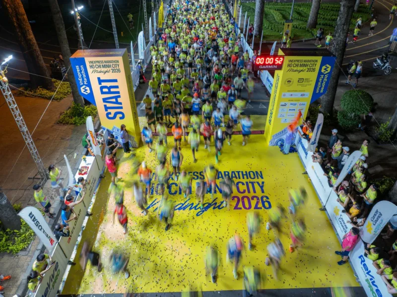 Ribuan Pelari Meriahkan — Ribuan pelari memadati area Parkir Timur Plaza Surabaya dalam ajang Hemaviton Fit and Health Action Run 2026