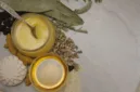Petugas berwenang menggerebek pabrik pemalsuan minyak samin atau ghee di Mumbai dan Pune.