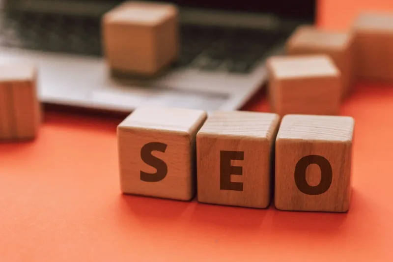 Ilustrasi strategi local SEO untuk visibilitas dan branding bisnis lokal