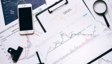 IHSG berpotensi mengalami rebound setelah sebelumnya ditutup melemah akibat aksi jual bersih investor asing.