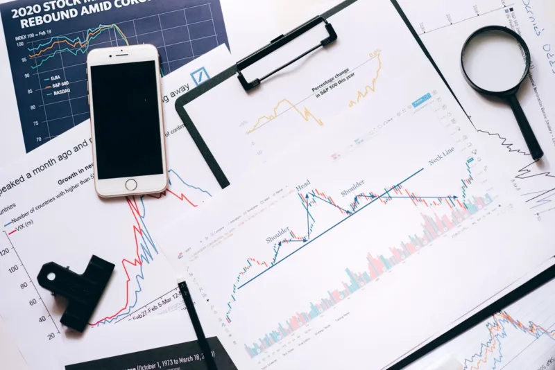 Rekomendasi Saham — Grafik pergerakan IHSG yang menunjukkan potensi rebound setelah mengalami pelemahan signifikan.