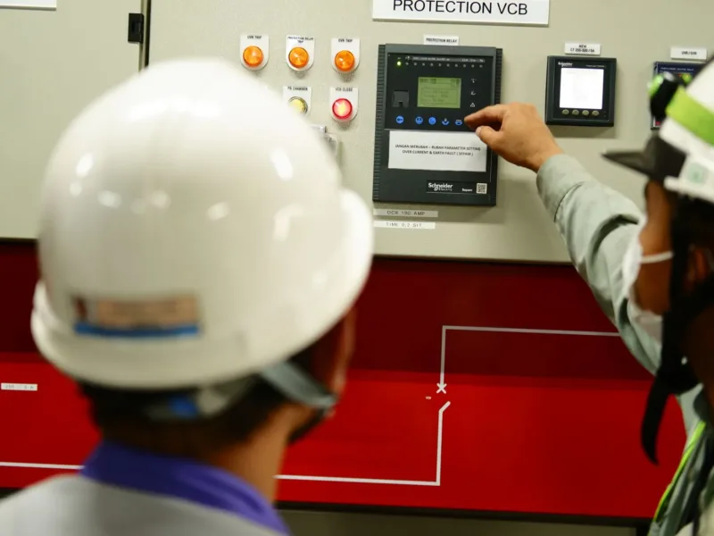 solusi jaringan listrik — Booth Schneider Electric yang menampilkan solusi teknologi jaringan listrik cerdas di pameran Enlit Asia 2026.
