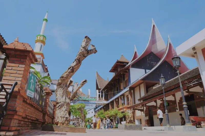 pelindungan cagar budaya — Bangunan kuno dan prasasti bersejarah di Jawa Tengah yang menghadapi tantangan pelindungan di era modern.