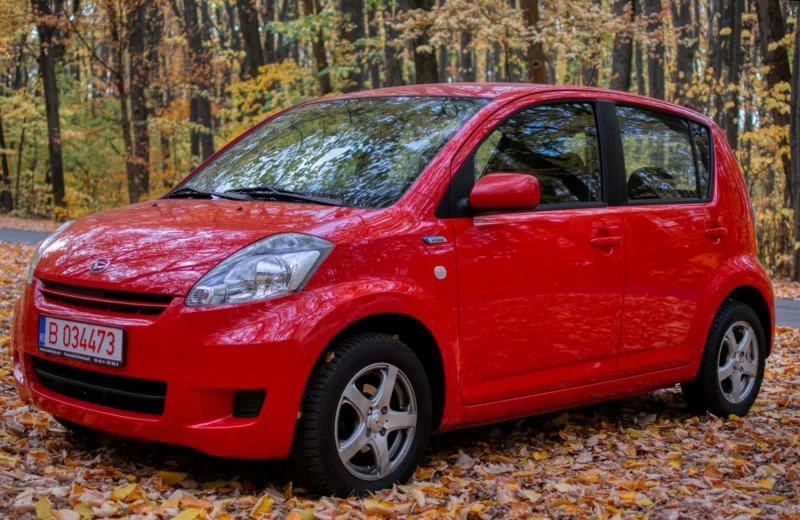 Harga Bekas Daihatsu Xenia — Eksterior mobil keluarga bekas Daihatsu Xenia 1.3 tahun 2012 warna silver di jalan raya.