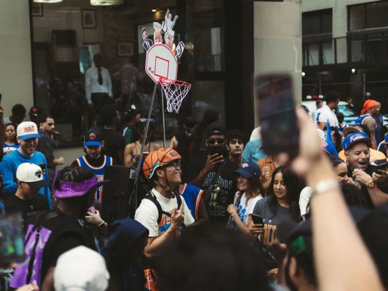 Karl-Anthony Towns mengenakan seragam New York Knicks di lapangan basket.