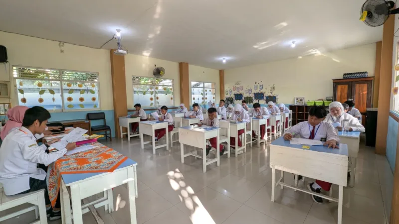 Guru SLB Yapenas mengajar pengenalan huruf A-E dengan metode pembelajaran berdiferensiasi