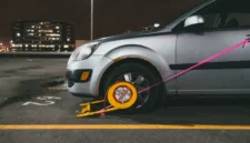 Pemilik mobil sering kali mendapati kendaraannya mengalami baret saat berada di area parkir.