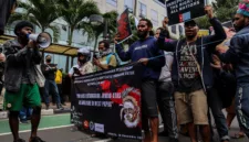 Massa menggelar aksi unjuk rasa di Kantor Gubernur Papua Barat Daya menuntut penghentian program Makanan Bergizi Gratis.
