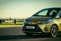 Tampak depan mobil BYD M6 DM dan Toyota Veloz Hybrid yang bersaing di segmen kendaraan keluarga elektrifikasi.