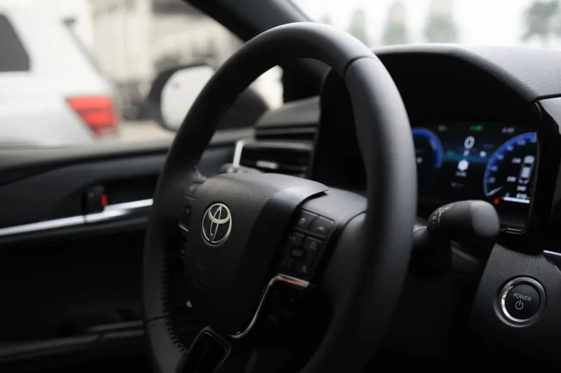 Pengunjung kafe di Bogor mengamati SUV listrik Changan Nevo Q05 yang terparkir
