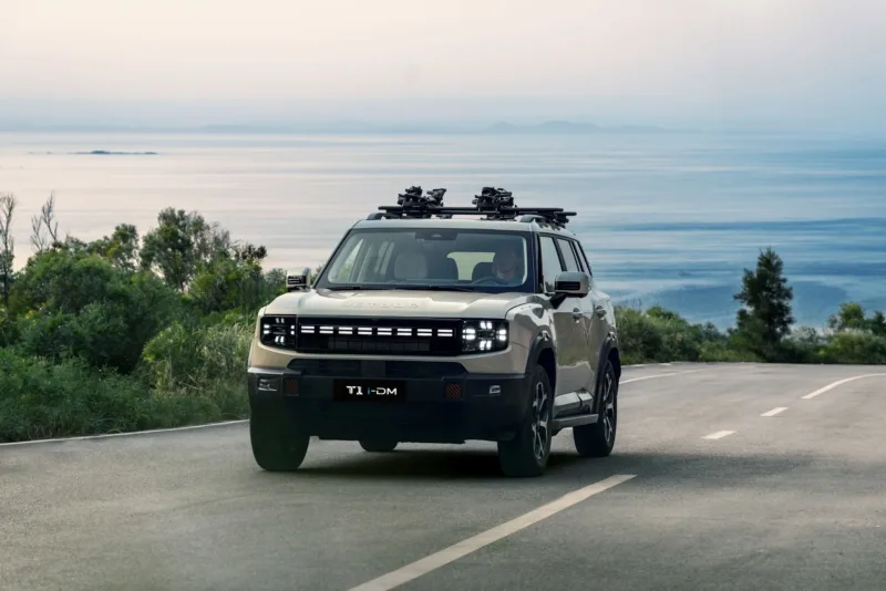 Test Drive BAIC T1 — Mobil BAIC T1 melaju dalam uji jalan jarak jauh rute Tangerang-Bandung untuk menguji kenyamanan suspensi