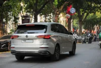 Mobil listrik MPV BAW M8 EV berwarna putih tampil di pameran otomotif Indonesia.