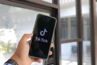 Strategi Meningkatkan Visibilitas — Ilustrasi strategi pemasaran digital dan peningkatan visibilitas merek bisnis di aplikasi TikTok.