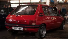 Peugeot resmi menghidupkan kembali nama legendaris GTi melalui peluncuran mobil listrik Peugeot e-208 GTi.