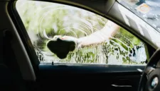 Pembersihan rutin pada kaca mobil penting dilakukan untuk mencegah munculnya jamur akibat paparan cuaca ekstrem.