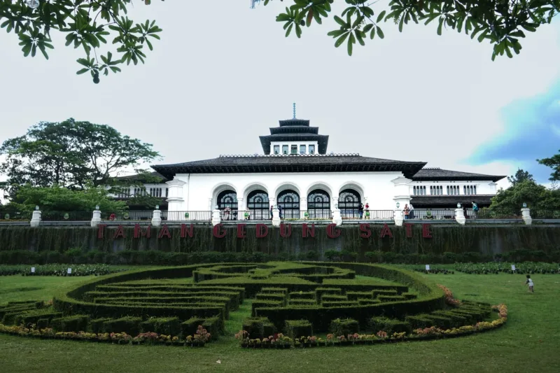 Pekerja melanjutkan pembangunan gedung calon gerai MR.DIY di Bayongbong, Garut, meski perizinannya dipersoalkan.