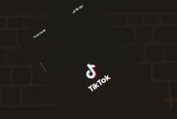 Cara Download Video — Ilustrasi layar ponsel menampilkan proses unduh video TikTok edukasi tanpa watermark