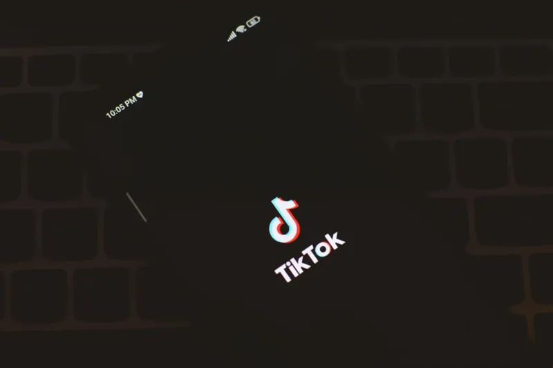 Cara Download Video — Ilustrasi layar ponsel menampilkan proses unduh video TikTok edukasi tanpa watermark